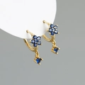 Détail des boucles d'oreilles fleurs dorées avec zircons bleu foncé et pierres tombantes - Bleu (Or)