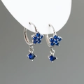 Détails macro des créoles en argent S925 avec pendentif fleur en zircone bleue - Bleu (Argent)