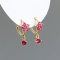 Détail de créoles en argent S925 plaqué or avec zircons roses en forme de fleur - Pierre Rouge (Or)