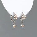 Détail du poinçon S925 sur des boucles d'oreilles fleur avec des zircons champagne - Yellow Zirconia (Platinum Plated)