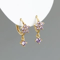 Gros plan de boucles d'oreilles fleur en argent S925 avec zircons violets - Violet (Or)