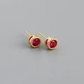 Detail of red zircon stud earrings with vintage gold crown setting and beaded edges - 925 Silver / Ruby Red (Gold)