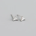 Vue détaillée de boucles d'oreilles clous en zircone triangulaire et argent 925 - Blanc Clair (Argent)