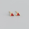 Vue rapprochée des boucles d'oreilles triangulaires dorées avec cristaux de zircon rouge - Rouge Rubis (Or)