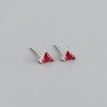 Vue détaillée des boucles d'oreilles en argent 925 avec zircons rouges taillés en triangle - Rouge Rubis (Argent)