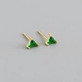 Détail macro du clou en argent S925 avec une pierre de zircon vert triangulaire - Vert Émeraude (Or)