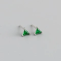 Vue macro détaillée de boucles d'oreilles en argent S925 avec zircons verts triangulaires - Vert Émeraude (Argent)