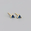 Détail macro de boucles d'oreilles triangle dorées avec zircon bleu et poinçon S925 - Pierre Bleue (Or)