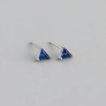 Détail de boucles d'oreilles triangle en zircon bleu avec monture en argent S925 - Pierre Bleue (Platine)