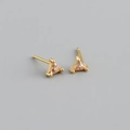 Détail de boucles d'oreilles triangulaires en zircon champagne et monture dorée - Pierre Jaune (Or)