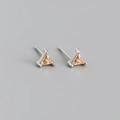 Vue détaillée des boucles d'oreilles zircon triangle champagne avec monture argent - Pierre Jaune (Platine)