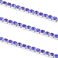 Détail d'une chaîne tennis argentée avec cristaux bleu foncé sertis de quatre griffes - Bleu clair