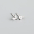 Macro shot of S925 silver leaf earrings with marquise-cut marquise zircon in V-shape - White (Silver)