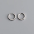 Detalle de los pendientes de aro en plata de ley S925 con acabado de espejo minimalista - Plata 925 / Pequeño 9mm (Plata Platino)