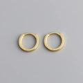 Detalle de un par de pendientes de aro minimalistas en plata de ley chapada en oro - Plata 925 / Grande 11mm (Dorado)