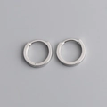 Aros minimalistas de plata de ley S925 pulida presentados sobre un fondo gris claro - Plata 925 / Grande 11mm (Plata Platino)