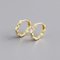 Detailansicht der goldfarbenen S925 Sterling Silber Creolen mit gewellter geometrischer Textur - 925er Silber / Gold