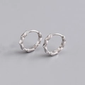 Nahaufnahme der S925 Sterling Silber Creolen mit gewellter strukturierter Metalloberfläche - 925er Silber / Weißgold