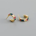 Detail of C-shaped gold earrings with rainbow baguette-cut colorful zircon gemstones - Mixed Multicolor Zircon (Gold)