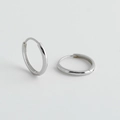 Dettaglio di orecchini a cerchio minimalisti in argento sterling S925 lucido a specchio - Argento 925 / Diametro Interno 12mm (Argento)