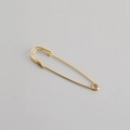 Macro-opname van de vergulde s925 sterling zilveren veiligheidsspeld-oorbel met glans - Goud