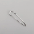 Detailopname van de luxe S925 sterling zilveren veiligheidsspeld oorbellen met gepolijste finish - Zilver