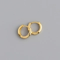 Primer plano de pendientes de aro minimalistas chapados en oro con acabado pulido brillante - 12mm / Dorado
