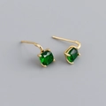 Detail of square-cut green zircon stud earrings with gold-plated claw setting craftsmanship - Emerald Green (Gold)