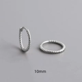 Vue détaillée des créoles torsadées de 10mm en argent fin avec texture cordage - 10 / Or blanc