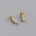 Dettaglio macro di un orecchino in argento 925 dorato con opale bianco da 2,8mm - Stile 10 Mini Tondo / Oro