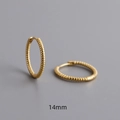 Vue détaillée de créoles torsadées dorées de 14mm avec un motif en spirale texturé - 14 / Or