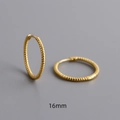 Gros plan de boucles d'oreilles créoles torsadées de 16 mm en argent sterling S925 doré - 16 / Or