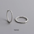 Gros plan de boucles d'oreilles créoles 16mm en argent S925 avec design de corde torsadée - 16 / Or blanc