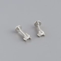 Dettaglio macro dell'orecchino in argento 925 con opale bianco e incastonatura a tre punte - Stile 5 Tondo Singolo / Argento