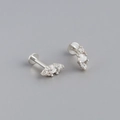 Dettaglio macro del piercing in argento 925 con opale bianca e pietre in zirconia - Stile 7 Navette Fila di Strass / Argento