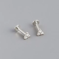 Dettaglio del piercing labret in argento 925 con opale e design a triangolo a tre sfere - Stile 6 Triangolo Tre Perle / Argento