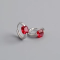 Dettaglio ravvicinato di orecchini a cerchio in argento S925 con zirconi rossi quadrati - Argento 925 / Rosso Rubino (Argento)