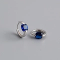 Dettaglio macro di orecchini a cerchio in argento con pietre preziose blu taglio squadrato - Argento 925 / Pietra Blu (Platino)