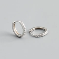 Detailopname van S925 sterling zilveren oorringen met heldere zirkonia pavézetting - Buitendiameter 12mm / Zilver