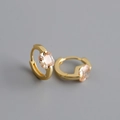 Dettaglio di orecchini a cerchio in argento S925 dorato con zirconi quadrati champagne - Argento 925 / Pietra Gialla (Oro)