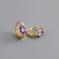 Dettaglio macro di orecchini a cerchio in argento S925 dorato con zirconi viola - Argento 925 / Viola Ametista (Oro)