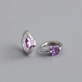 Macro di orecchini a cerchio in argento con zircone viola quadrato e montatura a quattro griffe - Argento 925 / Viola Ametista (Argento)