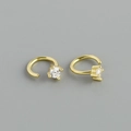 Makroansicht goldener 925er Silber-Ohrringe mit vierzackig gefassten weißen Zirkonias - Zirkonia-Stil (Stil 3) / Gold