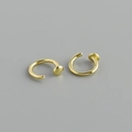Makroaufnahme des 925er Sterlingsilber-Stempels auf der Innenseite der goldenen Creolen - Rundscheiben-Stil (Stil 4) / Gold