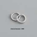 Détail d'une créole en argent S925 de 9mm avec une finition métallique polie - Diamètre Intérieur 9mm / Or blanc