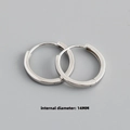 Détail montrant le diamètre intérieur de 14MM des boucles d'oreilles créoles en argent S925 - Diamètre Intérieur 14mm / Or blanc