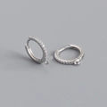 Détail macro de créoles en argent 925 avec zircons pavés et petits anneaux pour le bricolage - Argent 925 / Or blanc