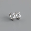 Détail de boucles d'oreilles en argent S925 avec zircons étincelants en forme de nœud - Or blanc