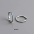 Detail van 16mm S925 zilveren oorringen met turquoise stenen in kanaalzetting - 925 zilver / 16mm / Witgoud