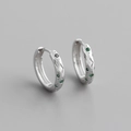 Detail van S925 sterling zilveren oorringen met ruitvormig ontwerp en groene zirkoonstenen - Platinakleur (Groene Steen)